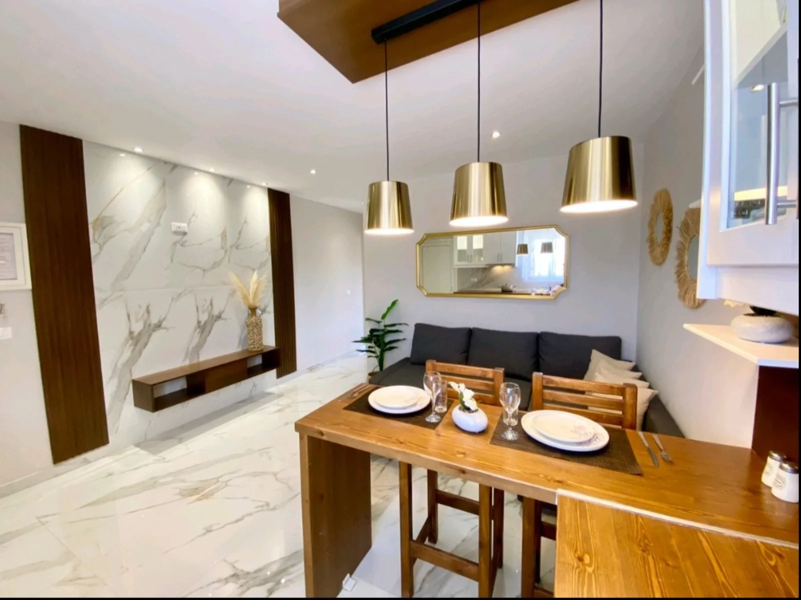 MIKE'S LUXURY APARTMENTS