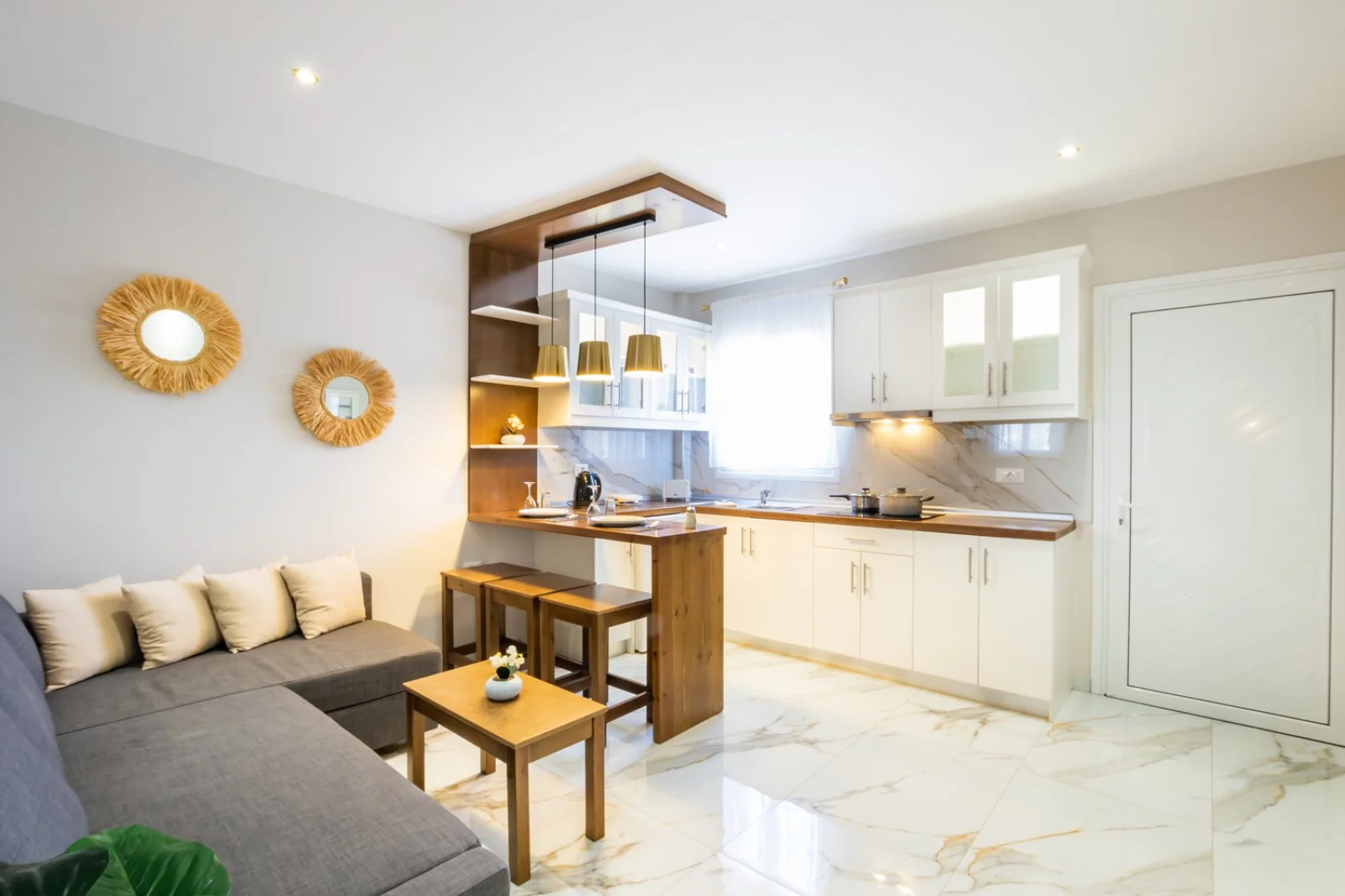 MIKE'S LUXURY APARTMENTS